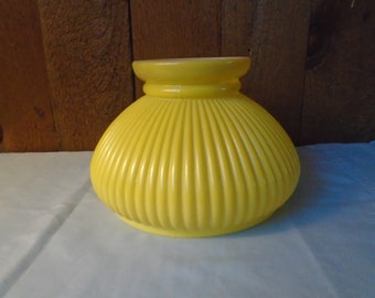 Gelb-weißer Vintage-Lampenschirm aus geripptem Milchglas