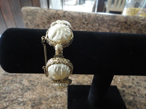 Vintage Chunky Faux Dimpled Pearl Bracelet Gold T… - image 4
