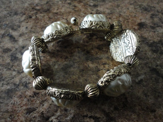 Vintage Chunky Faux Dimpled Pearl Bracelet Gold T… - image 9