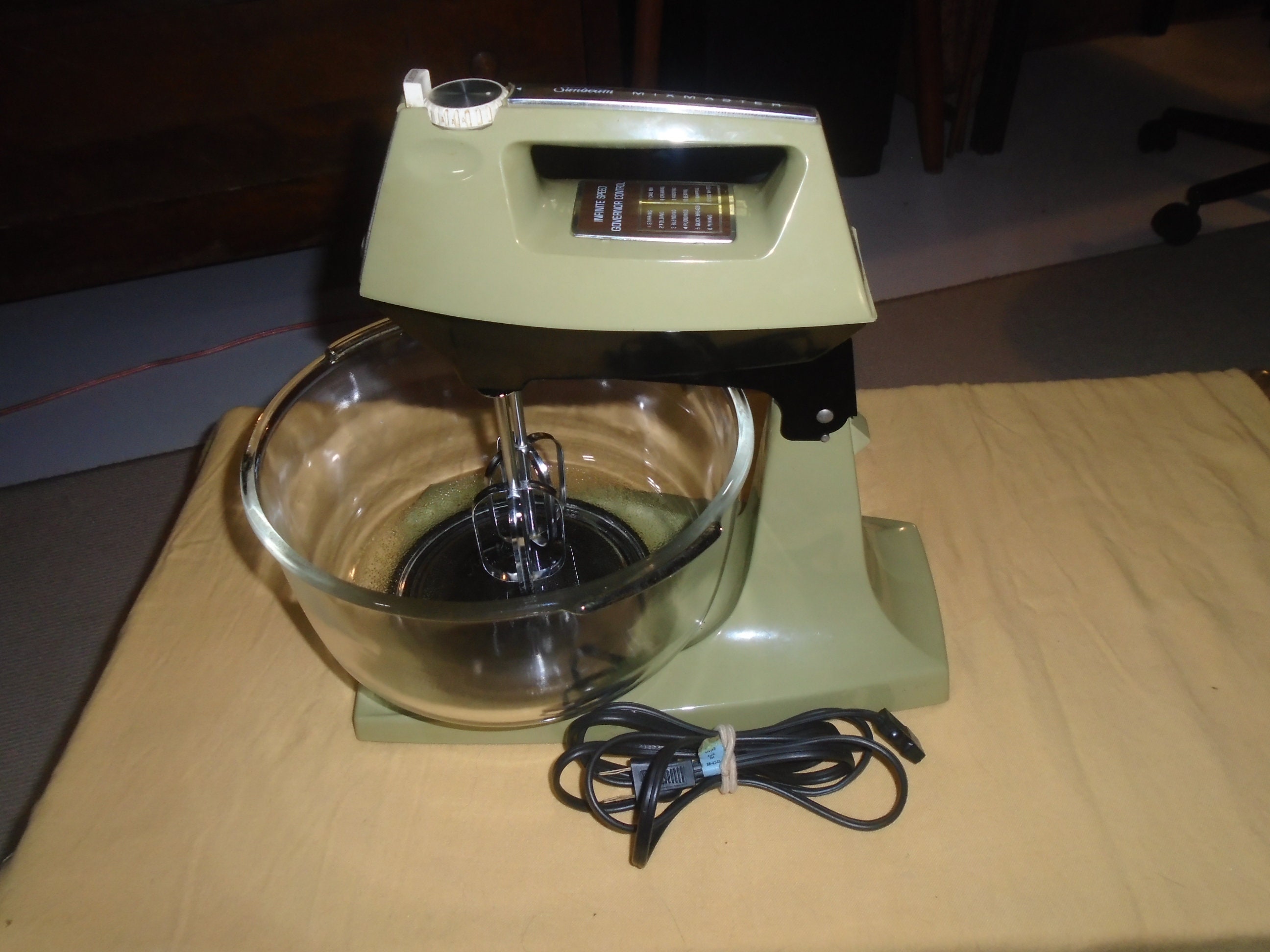 Vintage SUNBEAM DELUXE Mixmaster Mixer 12 Speed 1-7A Dough Hooks