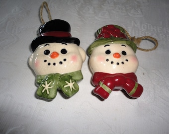 Coppia di pupazzi di neve Ornamenti per l'albero appesi in porcellana, ornamenti natalizi, decorazioni natalizie vintage, set di 2