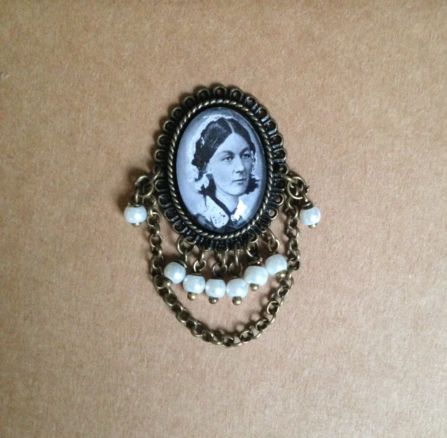 ヴィンテージ フローレンス・ナイチンゲール 看護ピン留め式ブローチ