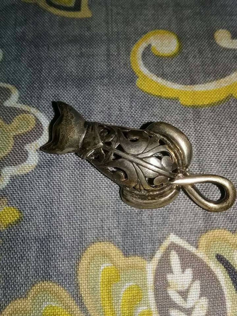 Vintage Signed Sterling Silver Jezlaine Ornate Pierced Filigree Cat Pin.