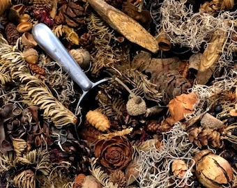 Dark Forest Floor Potpourri - a heady blend of those 1960's Hippie Scents