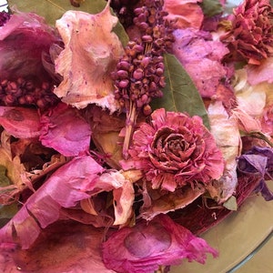 ROSE POTPOURRI Ombre Rose & Oud , velvet smooth Oud and sandalwood with Rose oil that does not over power the room. image 3