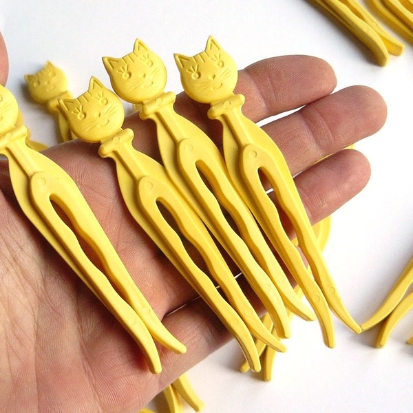 Set of 16 Yellow Cat Clothespins, NOS Soviet Vintage Plastic Cat Clothespins Vintage Household tools, Made in USSR, Soviet era