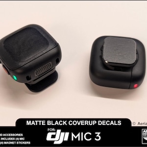 以下が含まれることがあります： DJI Mic 3 用のマットブラックカバーアップデカール。画像には、正方形の形状をした2つの黒いデバイスが表示されています。1つのデバイスには緑色のライトがあり、もう1つには赤色のライトがあります。画像には「Matte Black Coverup Decals for DJI Mic 3」と書かれています。