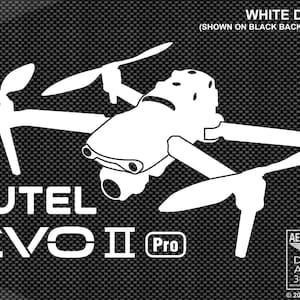 Puede incluir: Calcomanía blanca de un dron Autel Evo II Pro con cuatro hélices. La calcomanía se muestra sobre un fondo negro de fibra de carbono. El texto "WHITE DECAL" y "(SHOWN ON BLACK BACKGROUND)" está en la parte superior de la imagen. El texto "AUTEL EVO II Pro" está en la parte inferior izquierda de la imagen. El texto "AERIAL-PIXEL DECALS APPAREL 3D PRINTS © 2020 Aerial-Pixel" está en la parte inferior derecha de la imagen.