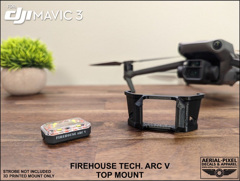K&ouml;nnte beinhalten: Ein 3D-gedruckter Halter f&uuml;r eine DJI Mavic 3 Drohne. Der Halter ist schwarz und hat eine rechteckige &Ouml;ffnung in der Mitte. Der Text "FIREHOUSE TECH. ARC V TOP MOUNT" ist auf dem Halter aufgedruckt. Ein kleines, klares, rot-wei&szlig;es Stroboskoplicht ist ebenfalls abgebildet. Der Text "FIREHOUSE ARC V" ist auf dem Stroboskoplicht aufgedruckt.