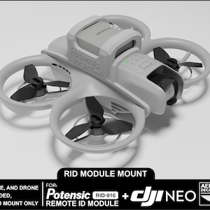 Op de afbeelding: Een 3D-geprinte houder voor een Potensic RID-916 Remote ID-module. De houder is ontworpen om te passen op de DJI Mini 3 Pro drone. De tekst "Potensic RID-916 + DJI NEO" is op de houder gedrukt. De houder is wit en de drone is grijs.