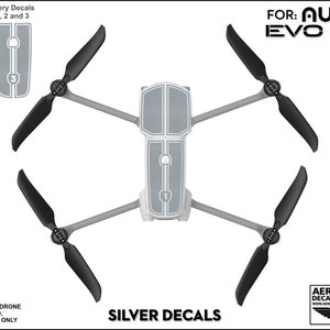 Pu&ograve; includere: Adesivi in ​​vinile argentati per un drone Autel EVO Lite+. Gli adesivi sono numerati da 1 a 3 e sono progettati per essere posizionati sulla batteria e sulle eliche del drone.
