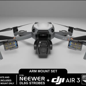 Może przedstawiać: Zestaw montażowy drukowany w 3D do lamp błyskowych Neewer DL6G i drona DJI Air 3. Montaż jest szary i ma przymocowany biały i szary dron. Dron ma kamerę i dwa lampy błyskowe na ramionach.