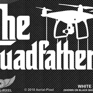 Puede incluir: Calcomanía de vinilo blanco con una imagen en blanco y negro de un dron y el texto "The Quadfather".