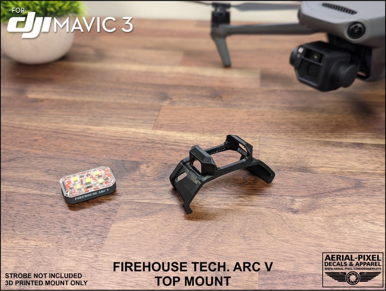K&ouml;nnte beinhalten: Ein schwarzer 3D-gedruckter Halter f&uuml;r eine DJI Mavic 3 Drohne. Der Halter ist mit "FIREHOUSE TECH. ARC V TOP MOUNT" beschriftet.