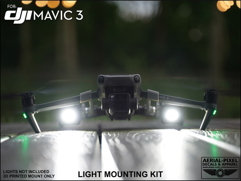 K&ouml;nnte beinhalten: Eine dunkelgraue DJI Mavic 3 Drohne mit hellwei&szlig;en Lichtern und gr&uuml;nen Lichtern an den Beinen. Der Text "LIGHT MOUNTING KIT" wird unter der Drohne angezeigt. Der Text "FOR: DJI MAVIC 3" befindet sich oben.