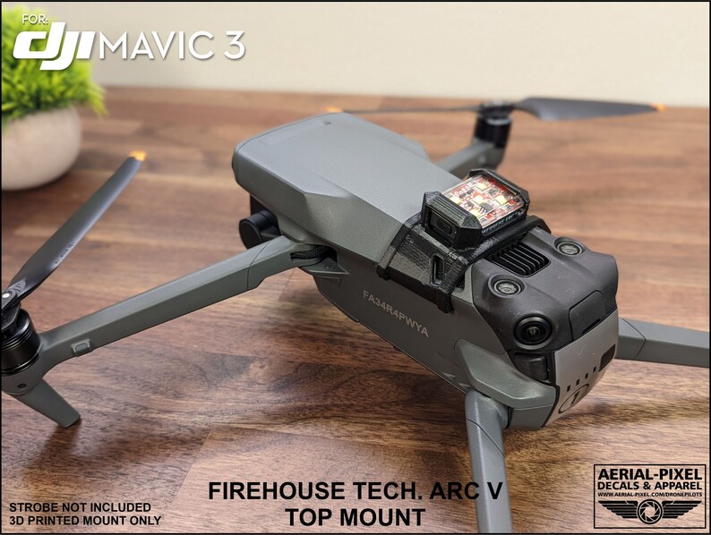 K&ouml;nnte beinhalten: Ein 3D-gedruckter Halter f&uuml;r eine DJI Mavic 3 Drohne. Der Halter ist schwarz und hat ein rotes Blitzlicht daran befestigt. Der Text "FIREHOUSE TECH. ARC V TOP MOUNT" ist auf dem Halter aufgedruckt. Der Text "STROBE NOT INCLUDED 3D PRINTED MOUNT ONLY" ist unter dem Halter aufgedruckt.