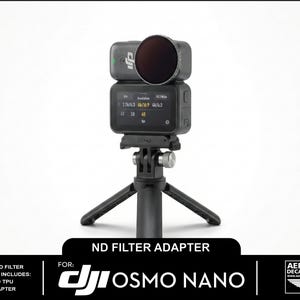Op de afbeelding: Een zwarte ND-filteradapter voor een DJI Osmo Nano camera, gemonteerd op een zwart statief. De adapter is ontworpen om de lichtinval te verminderen. De afbeelding bevat de tekst "ND Filter Adapter" en "DJI Osmo Nano".