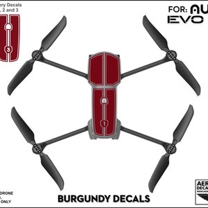 Pu&ograve; includere: Adesivi in ​​vinile color borgogna per il drone Autel EVO Lite+. Gli adesivi sono numerati da 1 a 3 e sono progettati per essere applicati alla batteria del drone.