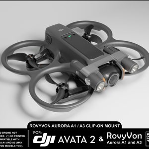 Peut inclure: Un drone noir et gris avec une caméra et deux lumières orange attachées. Le drone est étiqueté "DJI AVATA 2 & RovyVon Aurora A1 et A3".
