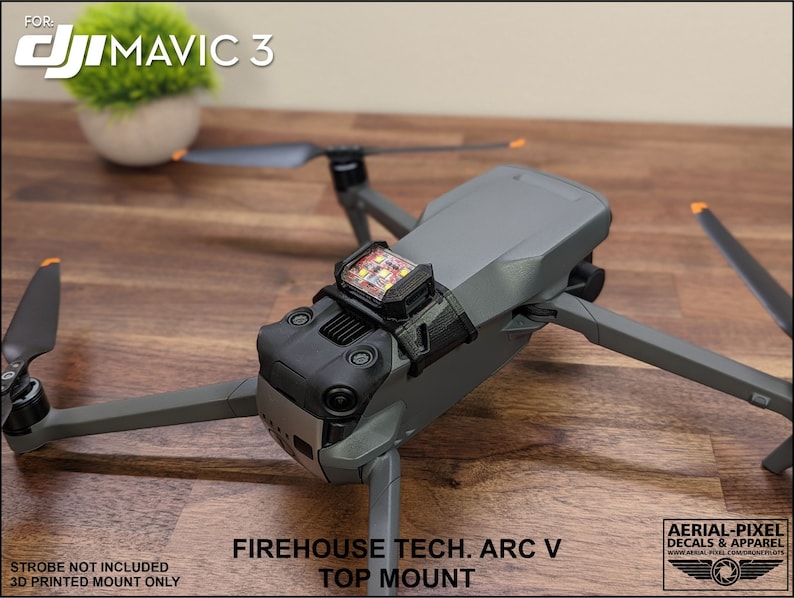 K&ouml;nnte beinhalten: Ein 3D-gedruckter Halter f&uuml;r ein Stroboskoplicht, das f&uuml;r die Montage auf einem DJI Mavic 3 Drohnen passt. Der Halter ist schwarz und hat eine strukturierte Oberfl&auml;che. Der Text "FIREHOUSE TECH. ARC V TOP MOUNT" ist auf dem Halter aufgedruckt.