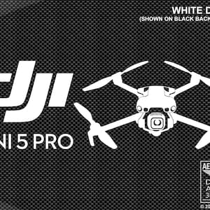 Puede incluir: Calcomanía blanca de un dron DJI Mini 5 Pro, mostrada sobre un fondo negro. La imagen incluye el logotipo de DJI y el texto "MINI 5 PRO". La calcomanía también presenta el logotipo y texto de Aerial-Pixel.