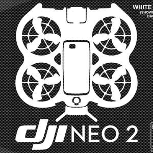 以下が含まれることがあります： 4つのプロペラと中央のボディを備えたドローンの白いデカール。 「DJI NEO 2」というテキストがドローンの下に表示され、黒い背景に白いデカールであることを示す追加のテキストも表示されます。 画像にはAerial-Pixelのロゴも含まれています。
