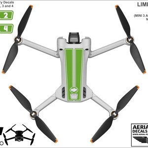 K&ouml;nnte beinhalten: Limegr&uuml;ne Aufkleber f&uuml;r eine DJI Mini 3 Pro Drohne. Die Aufkleber beinhalten nummerierte Batterieaufkleber und limegr&uuml;ne Streifen f&uuml;r den Drohnenk&ouml;rper.  "LIME GREEN DECALS (MINI 3 AND BATTERIES NOT INCLUDED)" ist auf dem Bild gedruckt.