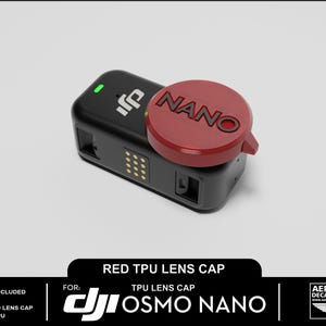 Könnte beinhalten: Eine schwarze DJI Osmo Nano Kamera mit roter TPU-Objektivkappe. Die Objektivkappe ist mit "NANO" beschriftet. Das Bild enthält den Text "RED TPU LENS CAP" und "FOR: DJI OSMO NANO". Die Kamera ist nicht enthalten, nur die 3D-gedruckte Objektivkappe.