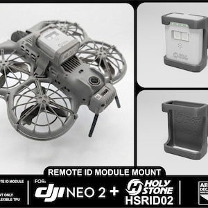 Può includere: Un drone grigio con quattro eliche e un modulo centrale, insieme a due supporti per moduli ID remoti. L'immagine include il testo: "REMOTE ID MODULE MOUNT FOR DJI NEO 2 + HOLY STONE HSRID02". Il supporto è stampato in 3D in TPU flessibile.