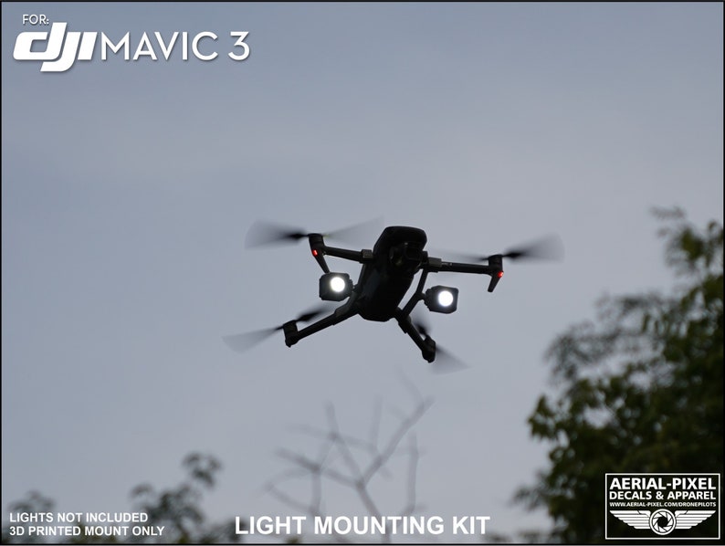 K&ouml;nnte beinhalten: Eine schwarze Drohne mit wei&szlig;en Lichtern im Flug vor einem bew&ouml;lkten Himmel. Der Text "LIGHT MOUNTING KIT" ist zu sehen. Der Text "FOR: DJI MAVIC 3" und "LIGHTS NOT INCLUDED 3D PRINTED MOUNT ONLY" sind ebenfalls vorhanden.