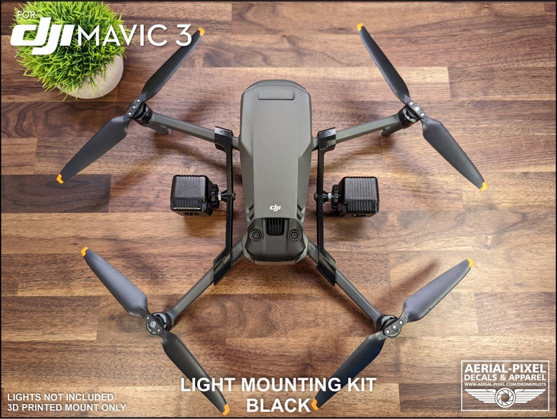K&ouml;nnte beinhalten: Eine schwarze DJI Mavic 3 Drohne mit vier Propellern und zwei angebrachten Lichthalterungen. Der Text "LIGHT MOUNTING KIT BLACK" ist sichtbar. Das Bild enth&auml;lt auch den Text "FOR DJI MAVIC 3" und "LIGHTS NOT INCLUDED 3D PRINTED MOUNT ONLY".