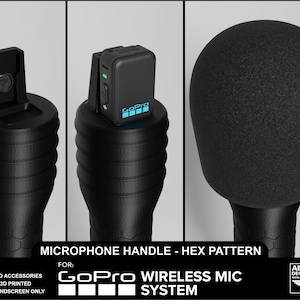 Puede incluir: Un mango de micrófono negro impreso en 3D con un patrón hexagonal, diseñado para un sistema de micrófono inalámbrico GoPro. El mango incluye un soporte superior para el transmisor, un protector de espuma negro y el texto MICROPHONE HANDLE - HEX PATTERN.
