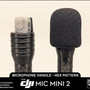 Puede incluir: Mango de micrófono negro con un patrón hexagonal, diseñado para el DJI Mic Mini 2. La imagen también muestra un parabrisas negro y un receptor DJI Mic Mini 2. El texto de la imagen dice "MICROPHONE HANDLE - HEX PATTERN".