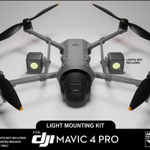 以下が含まれることがあります： 黒いプロペラとライトマウントキットを備えたグレーのDJI Mavic 4 Proドローン。画像には「LIGHT MOUNTING KIT」と「DJI MAVIC 4 PRO」の文字が含まれています。キットには、3Dプリントされたマウントとハードウェアのみが含まれています。ライトとドローンは含まれていません。