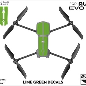 Pu&ograve; includere: Adesivi in ​​vinile verde lime per un drone Autel EVO Lite+. Gli adesivi sono progettati per coprire il corpo e la batteria del drone. L'immagine mostra gli adesivi applicati al drone.