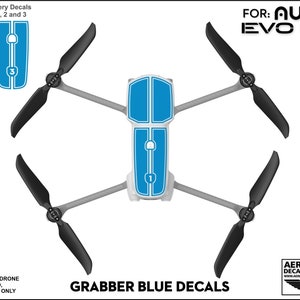 Pu&ograve; includere: Un drone Autel Evo Lite+ con adesivi in ​​vinile blu e bianco. Gli adesivi sono numerati da 1 a 3. Il drone &egrave; mostrato dall'alto con le eliche rimosse. Il testo "GRABBER BLUE DECALS" &egrave; visibile sotto il drone.