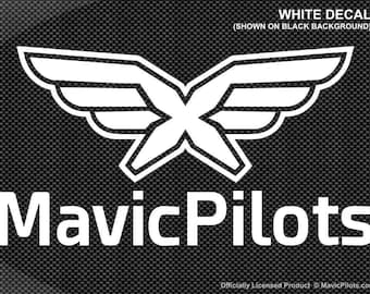 Może przedstawiać: Biała naklejka ze stylizowanym wzorem skrzydeł i tekstem "Mavic Pilots" na czarnym tle z włókna węglowego. Produkt z oficjalną licencją © MavicPilots.com