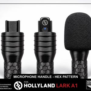 Puede incluir: Un mango de micrófono negro impreso en 3D con patrón hexagonal para el sistema Hollyland Lark A1. El conjunto incluye un mango con soporte, un mango con transmisor insertado y un mango con protector de espuma negro.