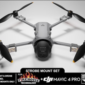 以下が含まれることがあります： 黒いプロペラとオレンジ色の先端が付いたグレーのドローン。 ドローンにはカメラとライトが付いています。 「STROBE MOUNT SET」のテキストと「DJI MAVIC 4 PRO」および「FIREHOUSE TECHNOLOGY」が表示されています。