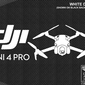 以下が含まれることがあります： 黒いカーボンファイバーの背景に、DJI Mini 4 Pro ドローンの白いデカールが貼られています。 デカールは、車両やその他の表面に使用するものです。 画像には、「WHITE DECAL」と「(SHOWN ON BLACK BACKGROUND)」のテキストも含まれています。 「AERIAL-PIXEL DECALS APPAREL 3D PRINTS © 2023 Aerial-Pixel」のテキストは、画像の右下隅にあります。