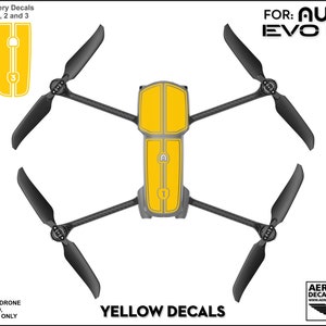 Pu&ograve; includere: Adesivi in ​​vinile gialli per un drone Autel EVO Lite+. Gli adesivi sono numerati da 1 a 3 e sono progettati per essere applicati alla batteria del drone.