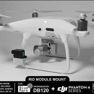 Puede incluir: Un dron blanco DJI Phantom 4 series con un soporte impreso en 3D negro fijado en la parte inferior. El soporte está etiquetado como "DB120 +" y "Dronebeacon". El texto "RID Module Mount" está impreso debajo del dron.