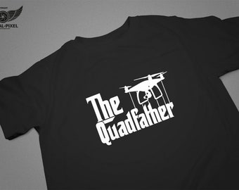 Può includere: Maglietta nera con una grafica bianca di un drone e il testo "The Quadfather".