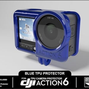 以下が含まれることがあります： DJI Action 6 カメラ用の青い TPU カメラプロテクター。 プロテクターには内蔵マウントがあり、カメラのレンズと本体を覆います。 画面にはスキーヤーが表示されます。 テキスト「ACTION 6」が表示されます。