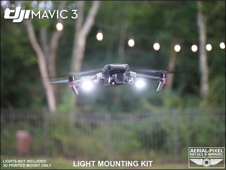 K&ouml;nnte beinhalten: Eine graue DJI Mavic 3 Drohne mit hellwei&szlig;en Lichtern im Flug. Das Bild enth&auml;lt den Text "FOR: DJI MAVIC 3" und "LIGHT MOUNTING KIT". Der Hintergrund ist verschwommen mit Lichterketten und B&auml;umen.