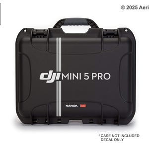 以下が含まれることがあります： 白の縦縞と「DJI MINI 5 PRO」の文字が入った黒いケース。デカールのサイズは21cm x 10cmです。ケースにはハンドルと留め金が付いています。「NANUK 920」の文字も表示されています。画像には「WHITE DECAL SHOWN」の文字も含まれています。