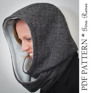 Pode incluir: Um cachecol de gola de capuz cinza com forro branco. O cachecol &eacute; feito de um tecido macio e texturizado.  PDF PATTERN * Gina Renee