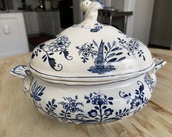 Blue Onion covered serving bowl - Late Mayers - BW & Co. Dresden