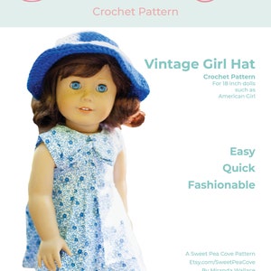 Könnte beinhalten: Ein Häkelmuster für einen Vintage-Mädchenhut, geeignet für 45,7 cm Puppen. Der Hut ist blau mit einem weißen Streifen und wird auf einer Puppe gezeigt, die ein blau-weißes Blumenkleid trägt. Das Muster heißt "Vintage Girl Hat" und ist von Sweet Pea Cove.