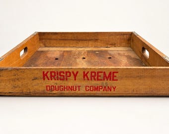 Caja de madera vintage publicitaria de Krispy Kreme Doughnut Co. en Charleston, Carolina del Sur.
